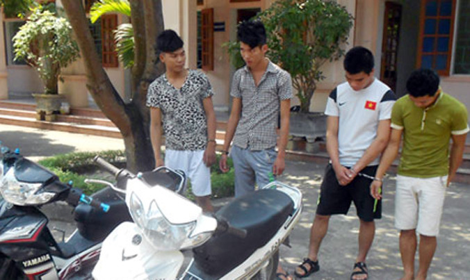 Các đối tượng cùng tang vật. Ảnh: Báo Nghệ An.