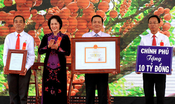 Chủ tịch Quốc hội Nguyễn Thị Kim Ngân trao quyết định công nhận nông thôn mới cho lãnh đạo huyện Phong Điền. Ảnh: Trường Ca.