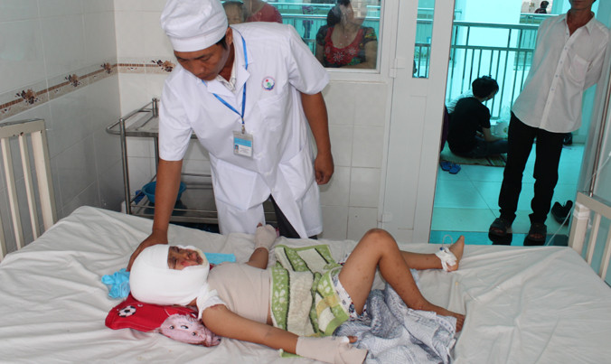 Cháu Triệu được các bác sĩ chăm sóc đặc biệt tại Bệnh viện.