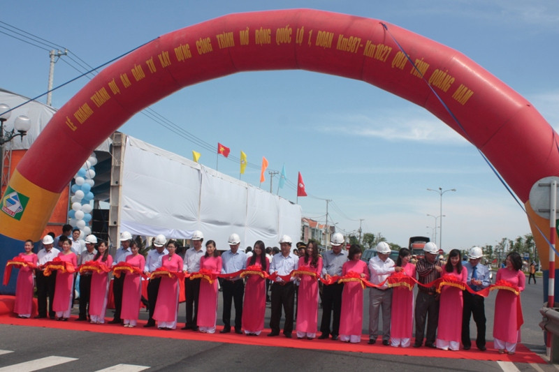 Cắt băng khánh thành Dự án mở rộng QL 1A Km987 – Km 1027.