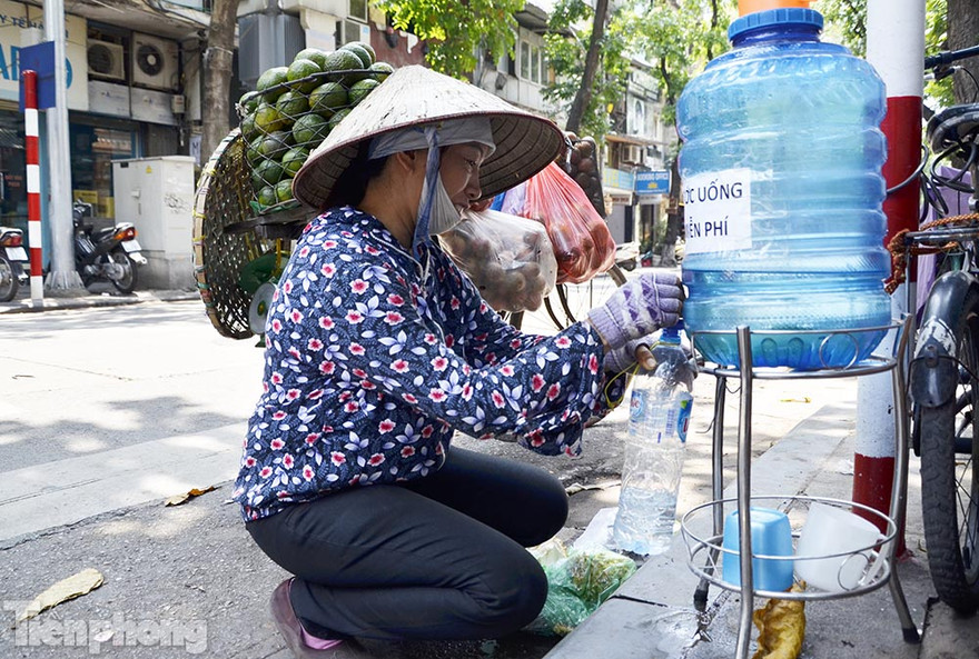 Những điểm miễn phí trà đá, nước uống giúp đỡ người lao động khó khăn.
