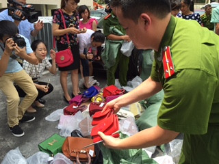 Đột kích xưởng sản xuất hàng ngàn túi xách, ví da Dior, Hermes giả