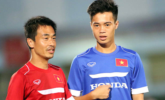 HLV Miura sẽ đợi tin về tình hình hồi phục của Văn Toàn (phải) cho tới trưa nay trước khi gút lại danh sách chính thức. Ảnh: VSI.