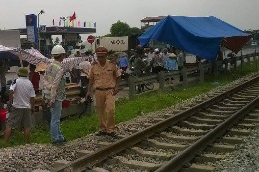 Cơ quan chức năng có mặt tại hiện trường giải quyết vụ tai nạn. Ảnh: CTV.