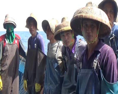 Các ngư dân Trung Quốc trên 4 tàu xâm nhập đánh cá vùng biển Việt Nam. Ảnh: Bộ đội biên phòng cung cấp.