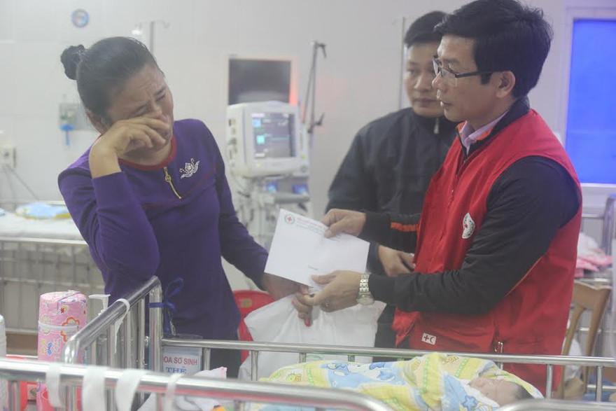 Nhà tài trợ cùng các đơn vị sẻ chia cùng với bệnh nhân nghèo.