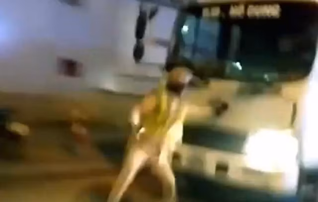 Chiếc xe tải lao thẳng về phía CSGT để bỏ chạy. Ảnh cắt từ clip.