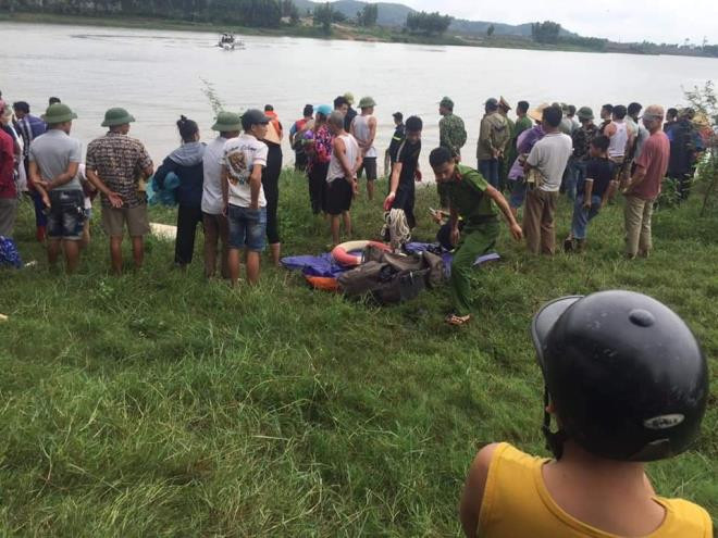 Người dân và lực lượng cứu hộ tìm kiếm thi thể 2 nạn nhân. Ảnh: VTC