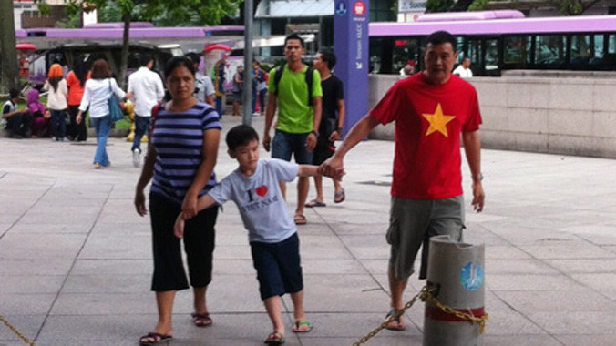 Cả gia đình đến đất Mã.