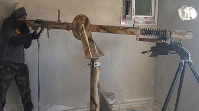 Một khẩu súng tự chế dài vài mét.