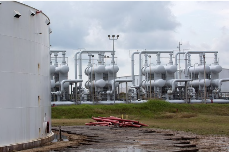 Các thùng chứa xăng dầu trong kho dự trữ của Mỹ. (Ảnh: Reuters)