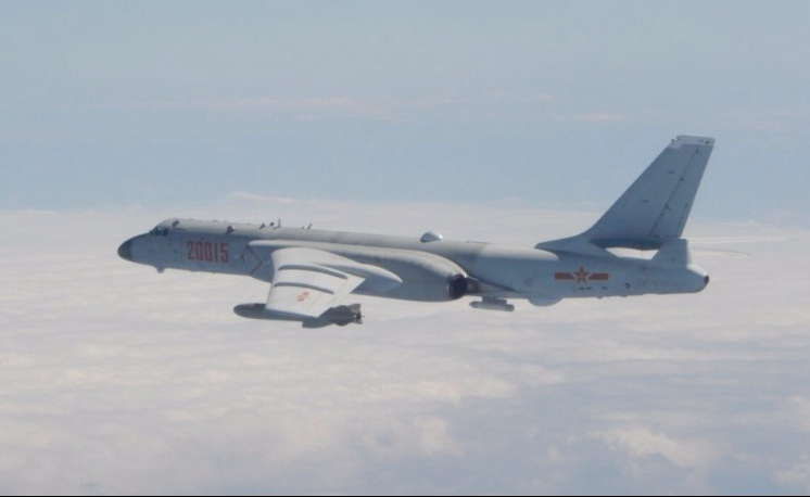 Một máy bay ném bom H-6J của Trung Quốc. (Ảnh: PLA)