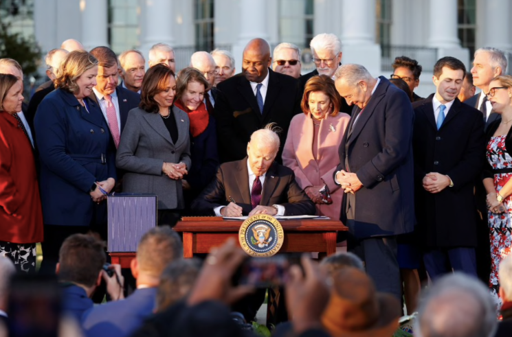 Khoảnh khắc vui mừng của cả hai đảng Mỹ khi ông Biden ký dự luật hạ tầng thành luật. (Ảnh: Reuters)