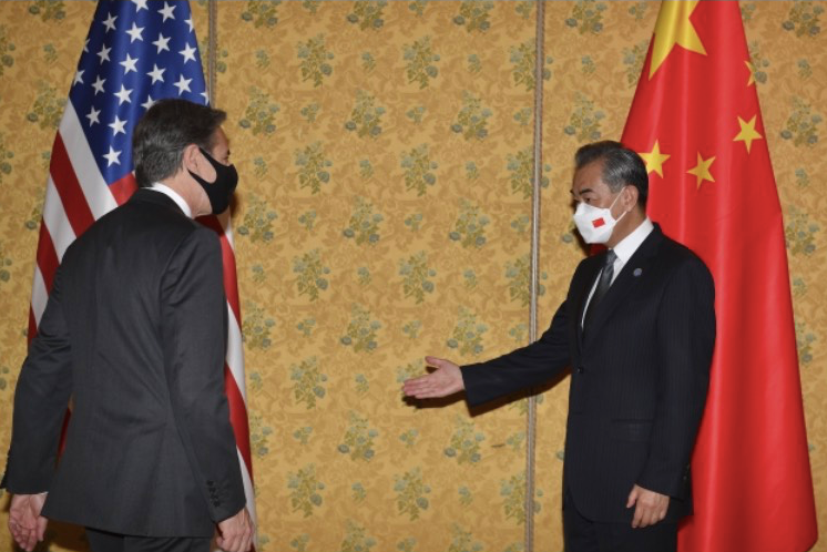 Ngoại trưởng Trung Quốc Vương Nghị (phải) và người đồng cấp Mỹ Antony Blinken trong một lần gặp. (Ảnh: AP)