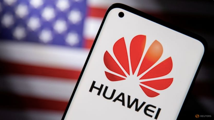 Một chiếc smartphone có logo của Huawei. (Ảnh: Reuters)