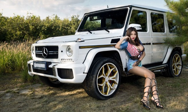 Vũ điệu đường cong nóng bỏng bên xế khủng Mercedes-Benz