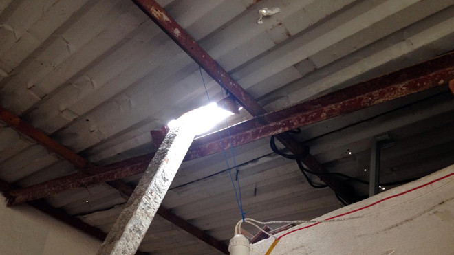 Thanh sắt đâm thủng nhà bà Hoàng Thị H., suýt nữa cướp đi tính mạng con dâu bà