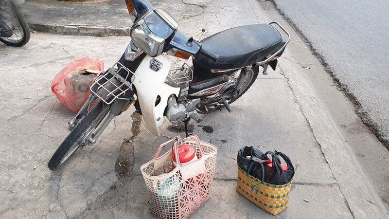 Chiếc xe máy và giỏ xách của cụ Vân tại hiện trường vụ tai nạn. Ảnh: AX