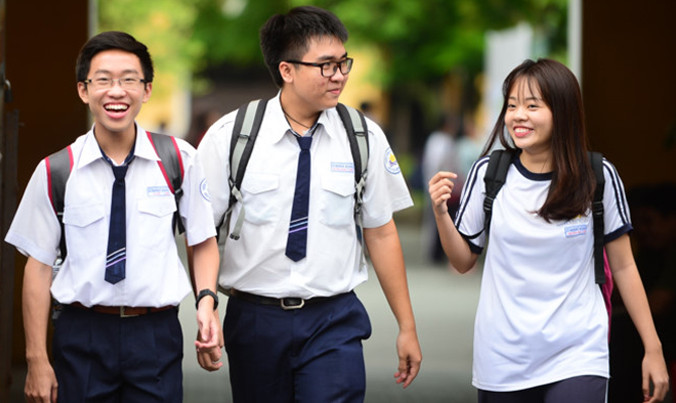 Thí sinh phấn khởi sau khi kết thúc kì thi THPT quốc gia 2017. Ảnh: Thanh Tùng.