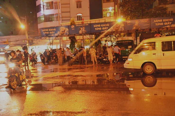 Công an điều tra tìm dấu vết tại hiện trường. 