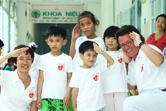 Chương trình “Thiện Nhân và những người bạn” với mong muốn được giúp những em bé bị dị tật bộ phận sinh dục. (Ảnh: Dân trí)