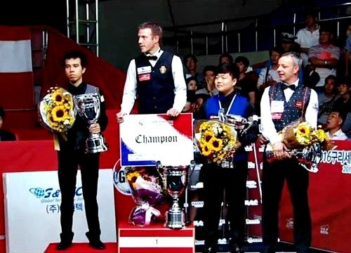 Trần Quyết Chiến (bên trái) trên bục nhận giải