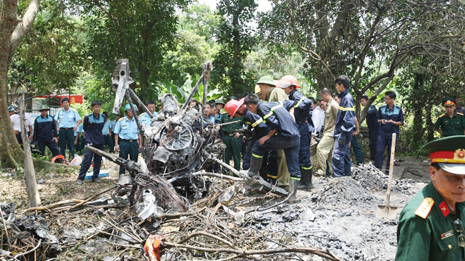 Một bộ phận của máy bay Mi-171 tại hiện trường