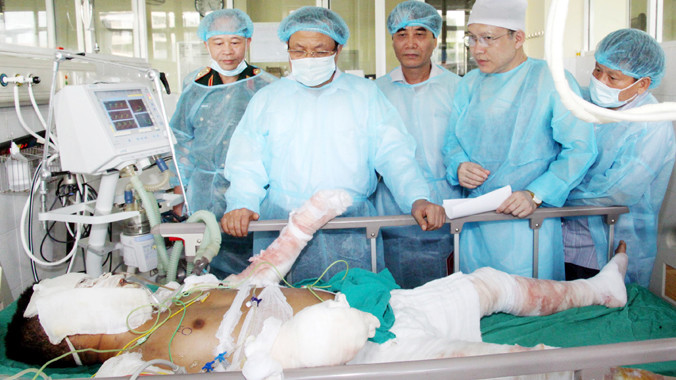 Bí thư Thành ủy Hà Nội Phạm Quang Nghị thăm hỏi chiến sỹ bị thương