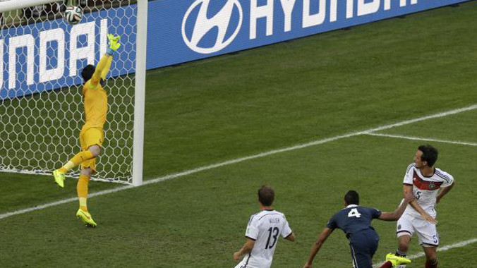 Hummels đánh đầu tung lưới Pháp đưa Đức tiến vào bán kết. Ảnh: AP