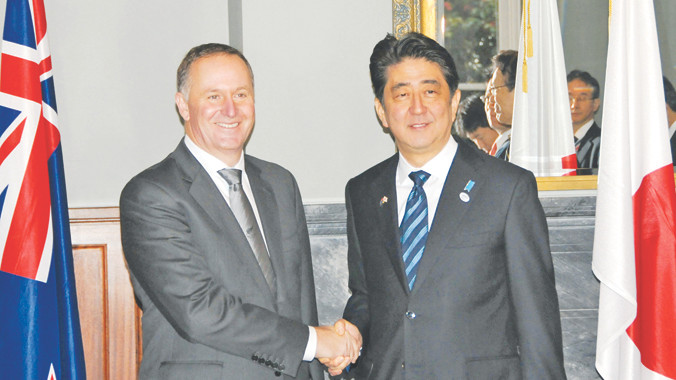 Thủ tướng New Zealand John Key (trái) ngày 7/7 hội đàm với Thủ tướng Nhật Bản Shinzo Abe - lãnh đạo Nhật Bản đầu tiên thăm New Zealand trong hơn một thập kỷ qua. Ảnh: Xinhua 
