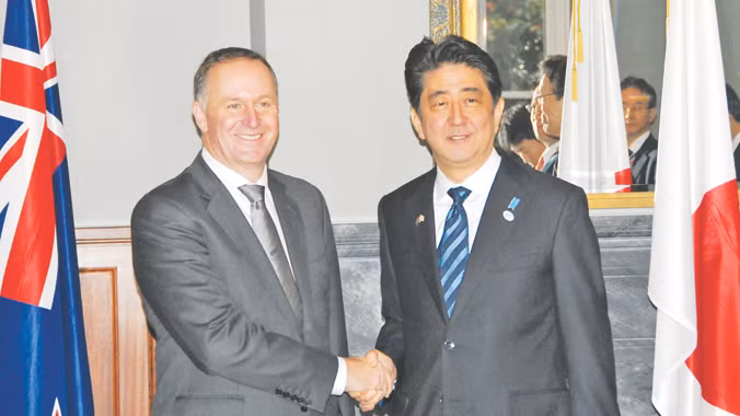 Thủ tướng New Zealand John Key (trái) ngày 7/7 hội đàm với Thủ tướng Nhật Bản Shinzo Abe - lãnh đạo Nhật Bản đầu tiên thăm New Zealand trong hơn một thập kỷ qua. Ảnh: Xinhua 