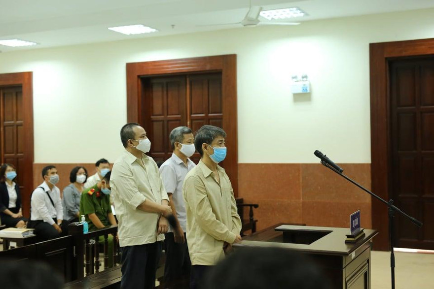 Các bị cáo tại phiên tòa sáng nay 25/5.