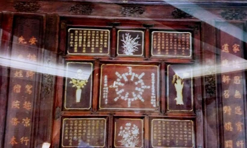 Nhiều hiện vật thơ văn trên kiến trúc cung đình triều Nguyễn được bảo tồn nguyên vẹn tại Cố đô Huế. 