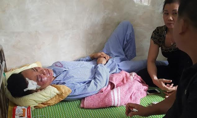 Công an lấy lời khai nạn nhân Thế Anh trong tình trạng vẫn bị choáng tại bệnh viện.