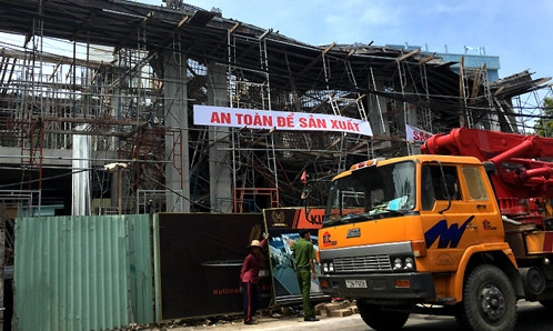 Xe cứu hộ được huy động giải cứu công nhân mắc kẹt. Ảnh: Xuân Thắng/VnExpress