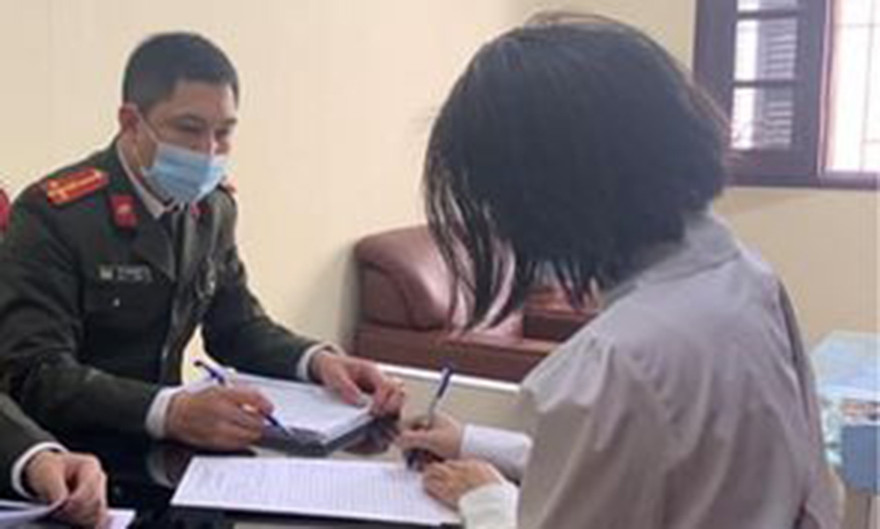 Công an làm việc với chị T. Ảnh Công an cung cấp.