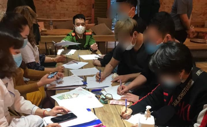 Cơ quan chức năng xử lý vi phạm. Ảnh Công an cung cấp.