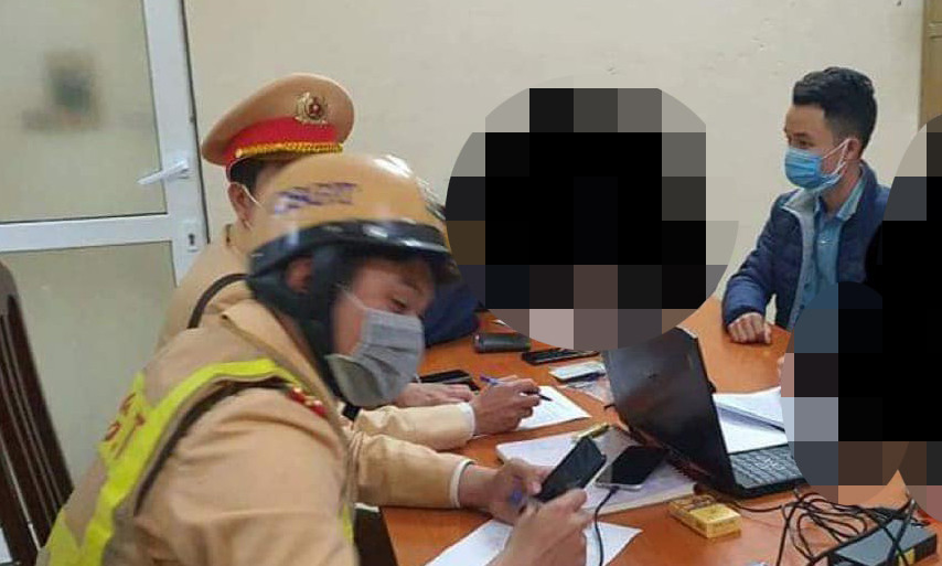 CSGT làm việc với người liên quan sau vụ va chạm giao thông.