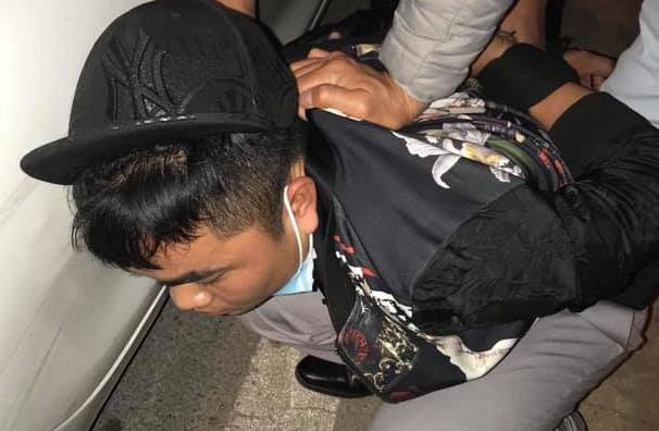 Đối tượng Hiếu bị cảnh sát khống chế. Ảnh: Công an cung cấp