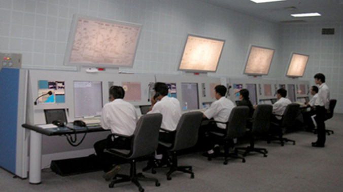 Kiểm soát viên không lưu khu vực phía Bắc. Ảnh: Tiến Dũng