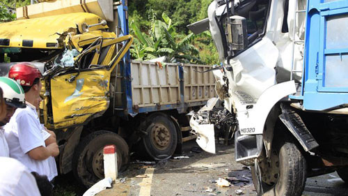 Cú đâm mạnh khiến cabin của cả hai xe biến dạng. Ảnh: Hồ Chí.