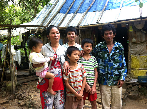 Vợ chồng A Dưởng và các con. Ảnh: Thiên Chương