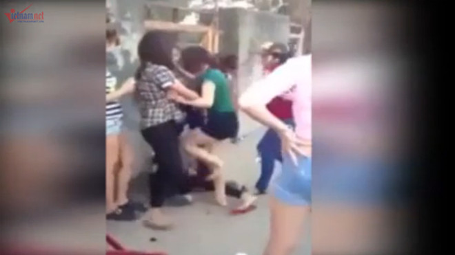 Cô gái bị đánh hội đồng 'thừa sống thiếu chết'