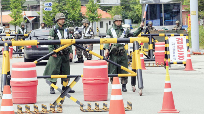 Lính Hàn Quốc được triển khai dày đặc để vây bắt quân nhân bỏ trốn. Ảnh: Ahn Young-joon