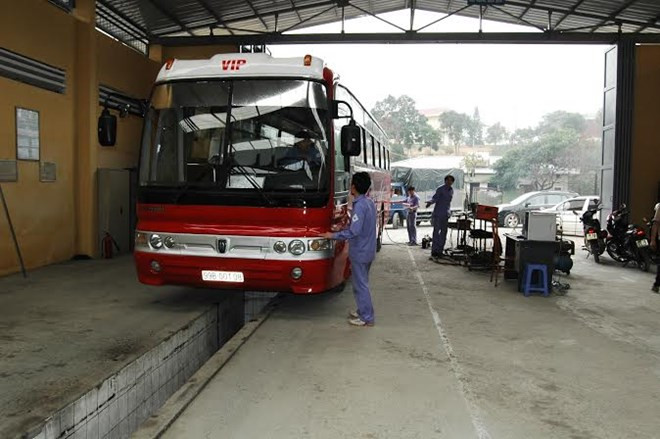 Đăng kiểm viên đang "khám xe".