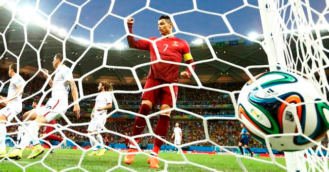 [ẢNH]: Ronaldo thở phào sau trò đu dây tử thần