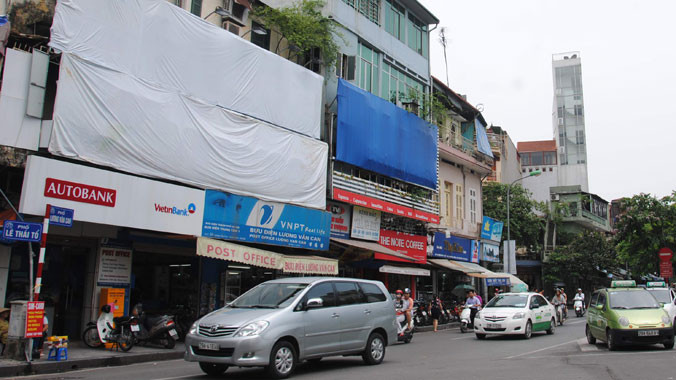 Quảng cáo lậu mọc nhan nhảnh quanh Hồ Gươm. Ảnh: Tuấn Minh