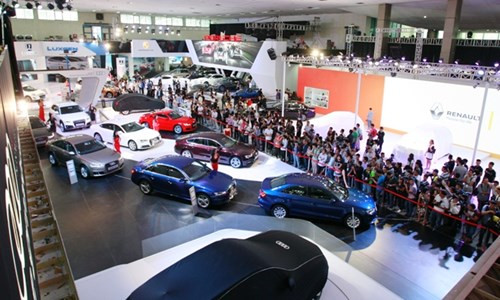 Chạy đua show triển lãm xe sang riêng