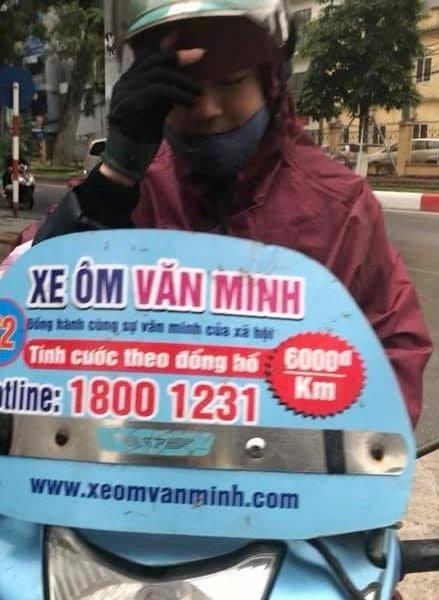 Tài xế và chiếc xe máy chở khách có đầy đủ thông tin hãng xe, cước... đã thu của nữ hành khách 500 nghìn đồng cho quãng đường 8 km. Ảnh cắt từ clip ​