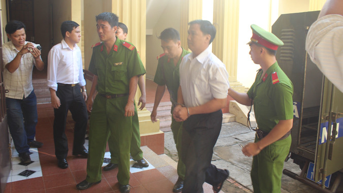 Bị cáo Ngô Văn Vinh được dẫn giải đến tòa án.